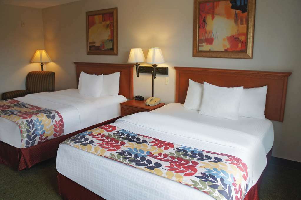 La Quinta By Wyndham Springfield Airport Plaza Hotel Room photo