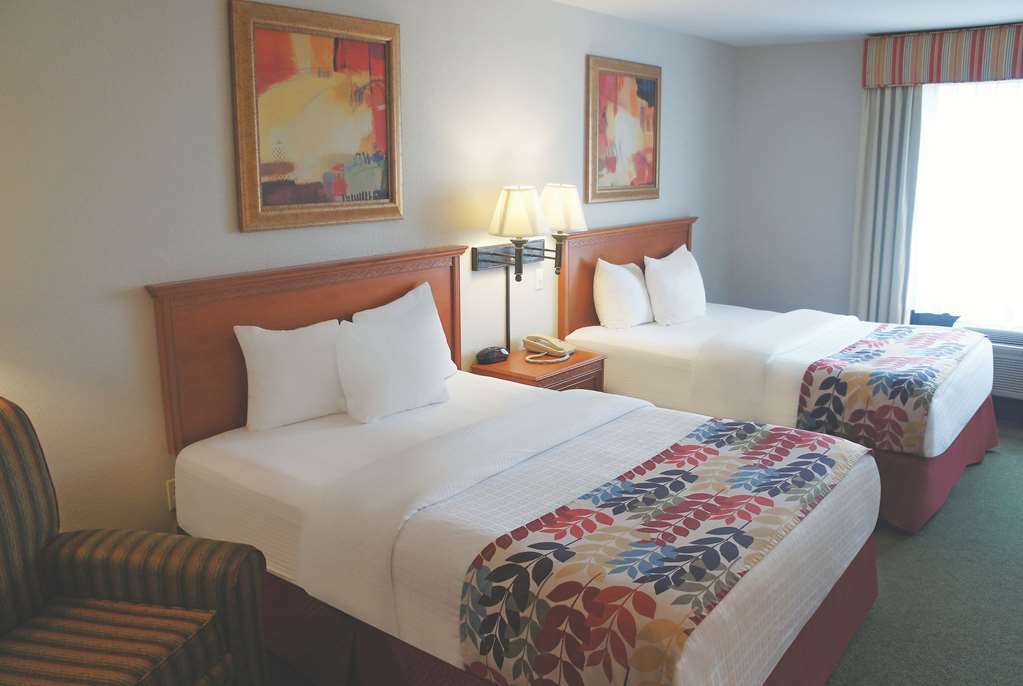 La Quinta By Wyndham Springfield Airport Plaza Hotel Room photo